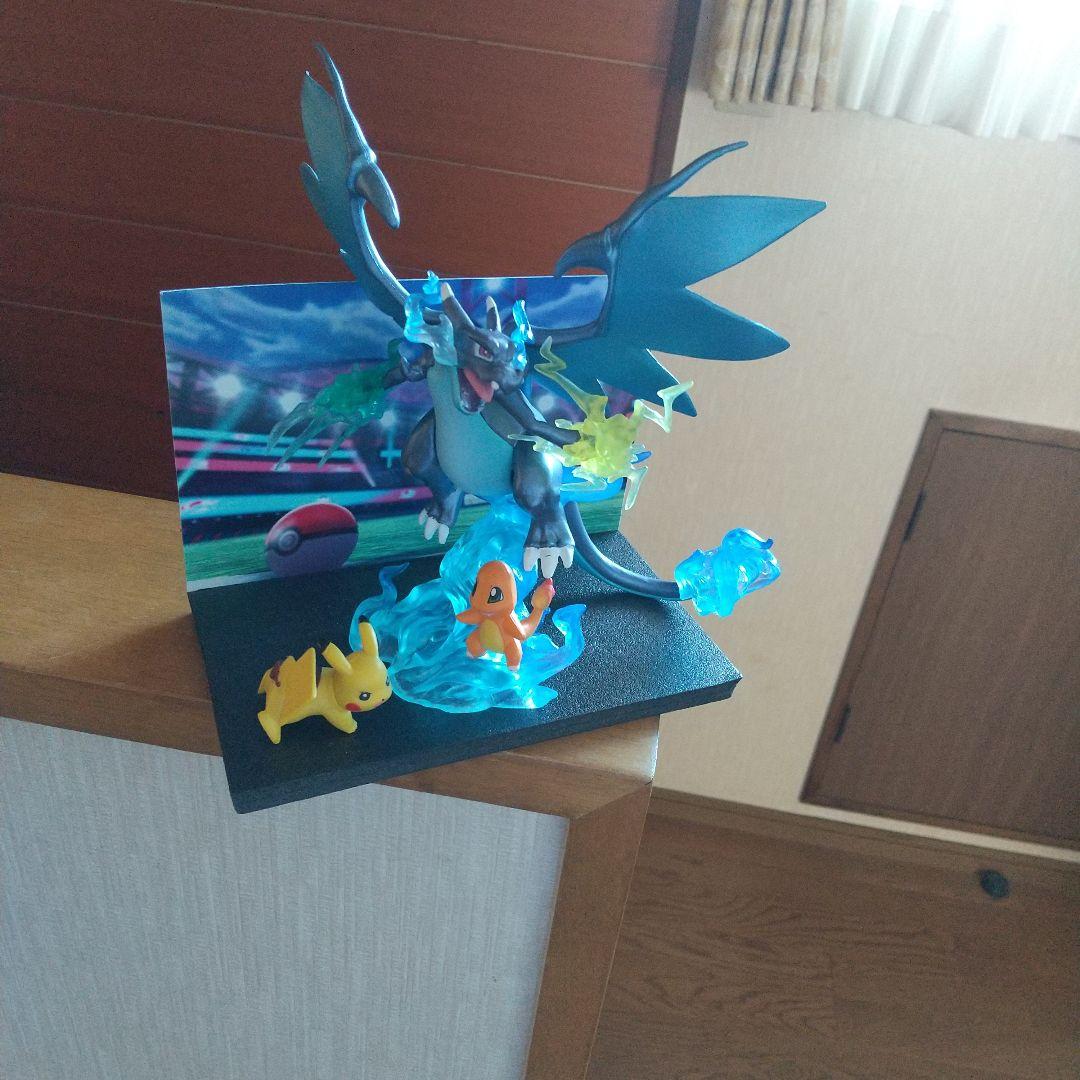 ポケモン リザードン バトルシーン　ピカチュウヒトカゲ黒台座無し　リザードンのみ