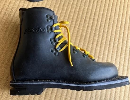 アゾロ 革製テレマークブーツ