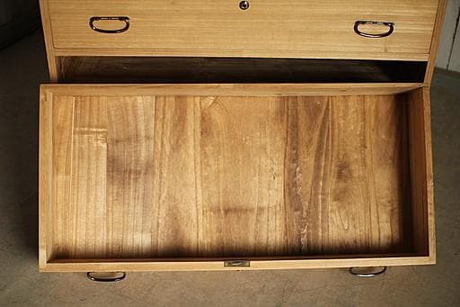 古い木製のチェスト　引き出し3段　桐箪笥