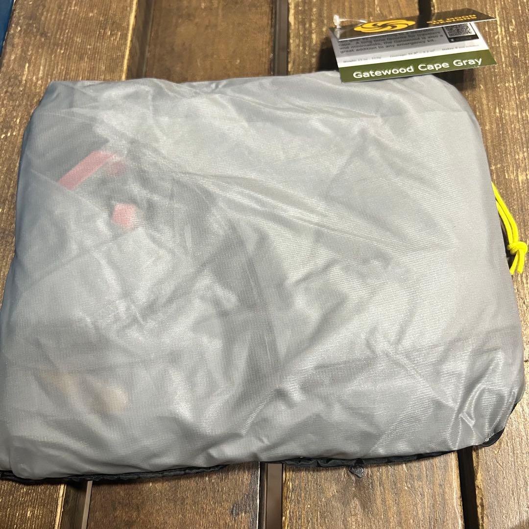 新品　シックスムーンデザインズ　ゲートウッドケープ グレー