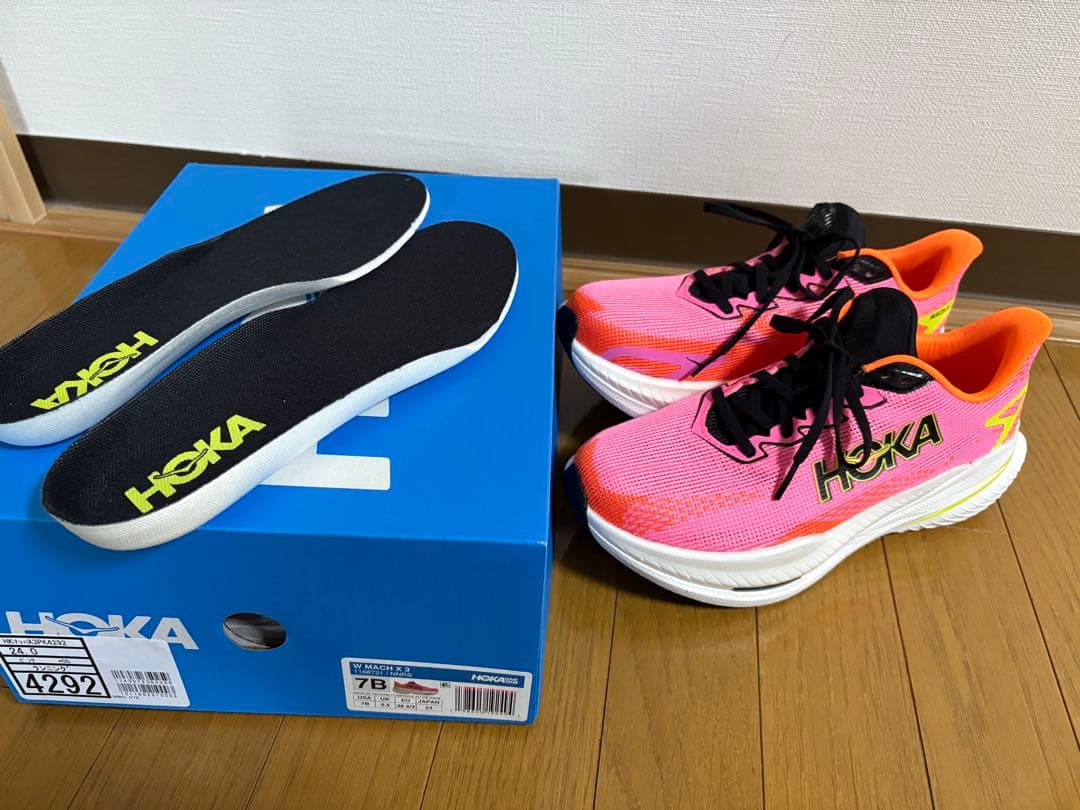 ぱ*ん様 HOKAホカオネオネマッハX3カーボン厚底24cmレディースランニング