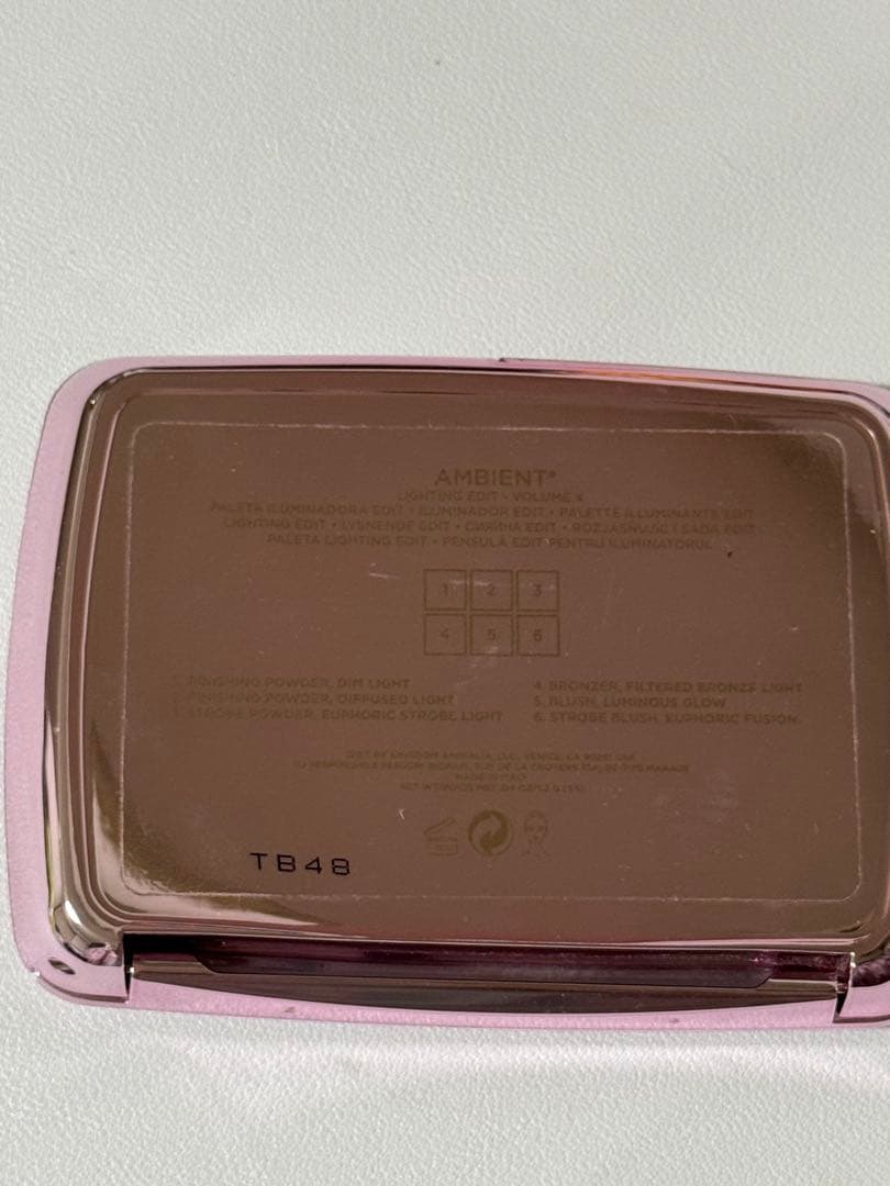 フェイスパウダー Hourglass Ambient Lighting Edit Volume 4