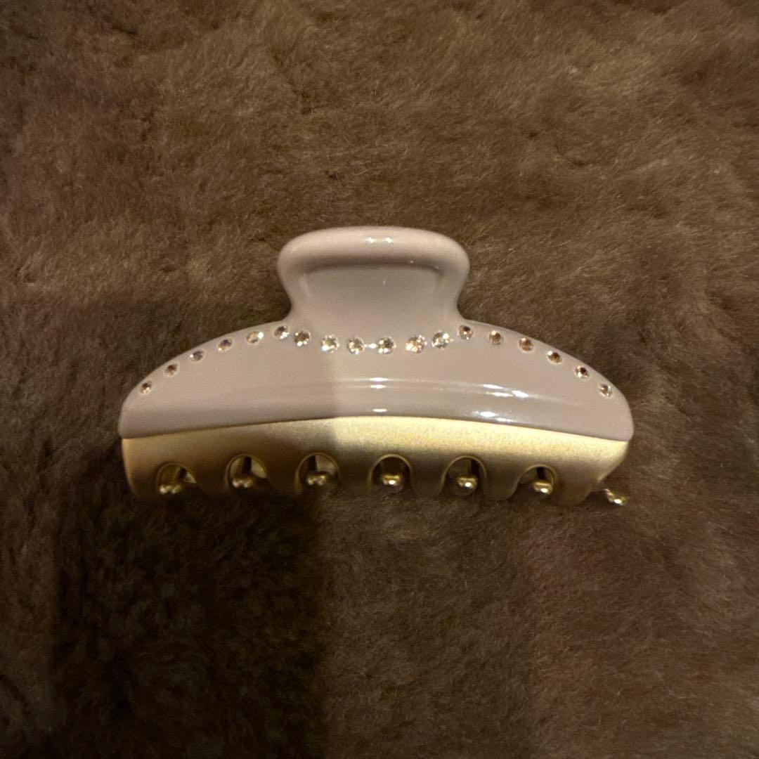 【美品】アレクサンドルドゥパリ　Mクリップ　人気のベージュ　スワロフスキー