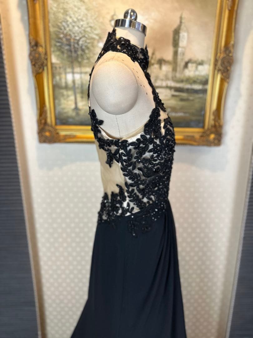 黒のハイネック刺繍ロングドレス