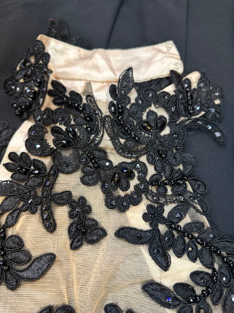 黒のハイネック刺繍ロングドレス