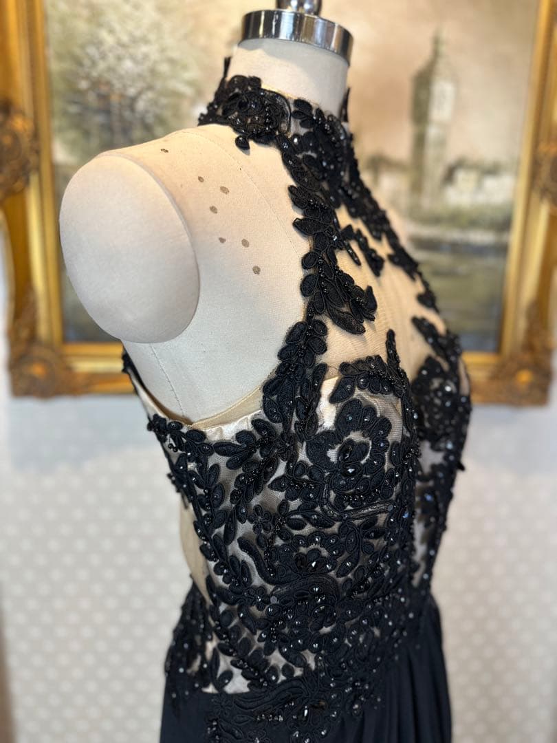 黒のハイネック刺繍ロングドレス