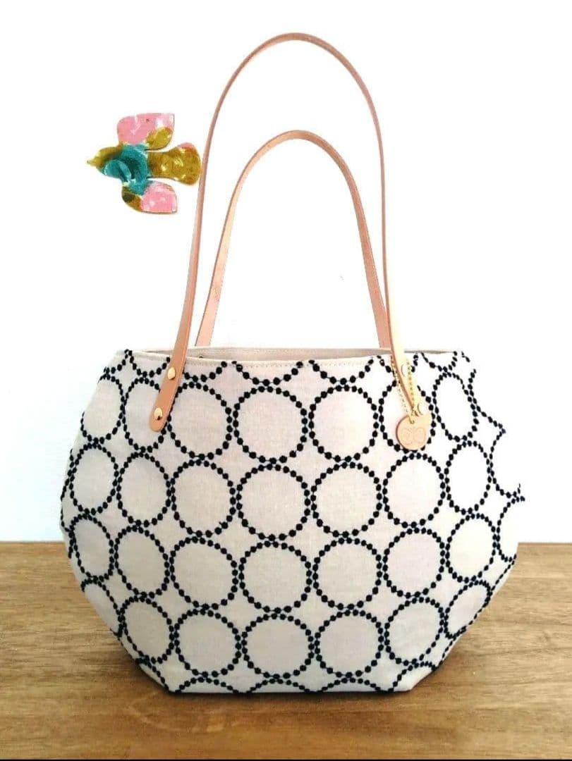 両面たのしめてA4が入る『丸みを帯びた肩掛けトートバッグ』ミナペルホネン