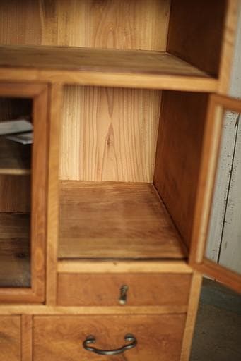 古い木枠のガラス戸棚　木製引き出し6杯