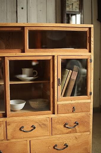 古い木枠のガラス戸棚　木製引き出し6杯