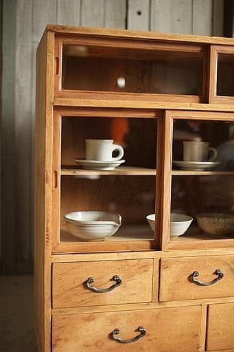 古い木枠のガラス戸棚　木製引き出し6杯