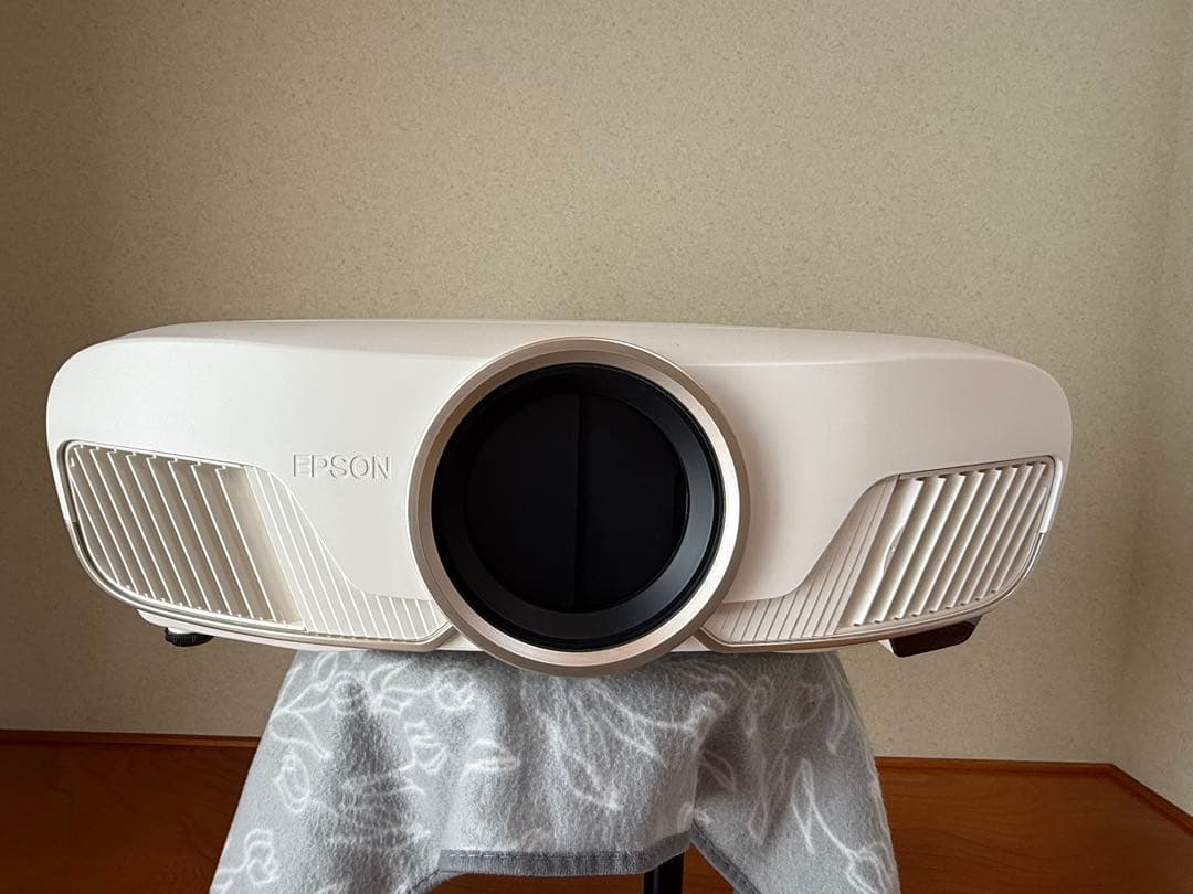 週末値下げ　エプソンEPSON プロジェクター EH-TW8300美品