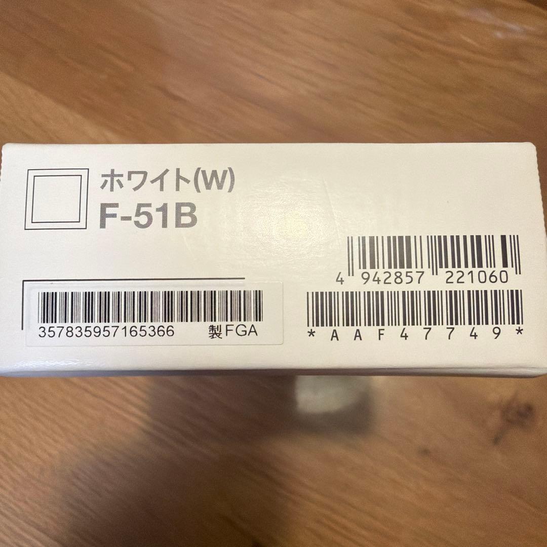 docomo 富士通 アローズ F-51B ホワイト