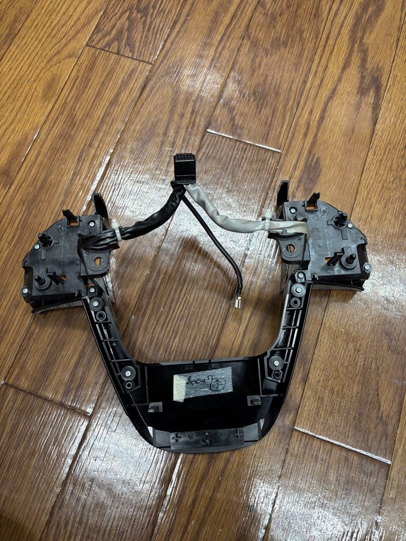 プリウス50 ステアリングスイッチ　ブラック