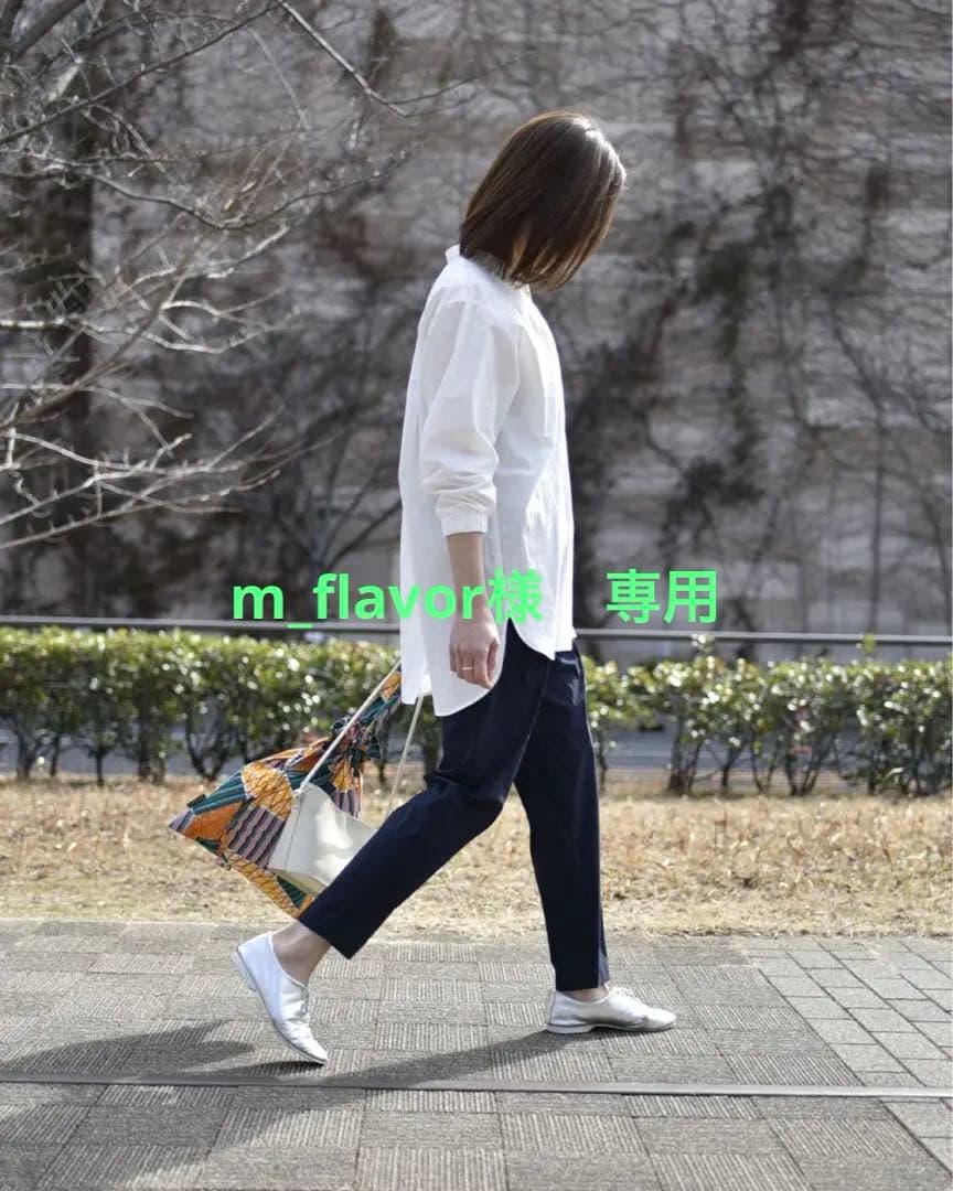 OUR　アワーホーム スッキリシルエットのテーパードパンツ　ネイビー