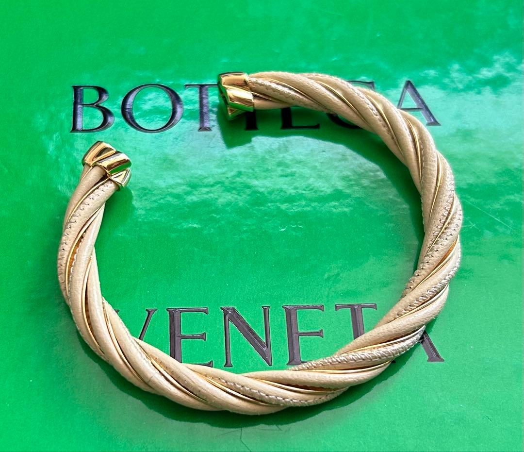 ボッテガヴェネタ AG925 レザー ツイスト バングル （ゴールドxベージュ）