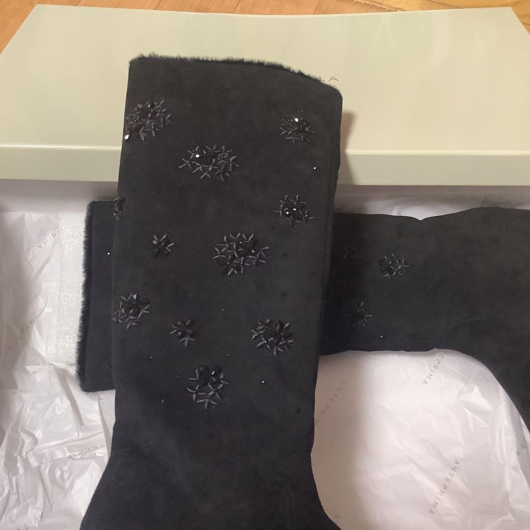 アンテプリマの黒 スエード ロングブーツ ビジューの刺繍付き23.5新品。
