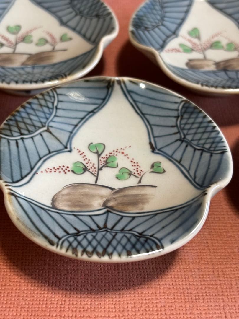 五代佐藤走波作六十六歳作色絵染付岩犬草文三ツ葉形高台皿五客揃　未使用　一点物