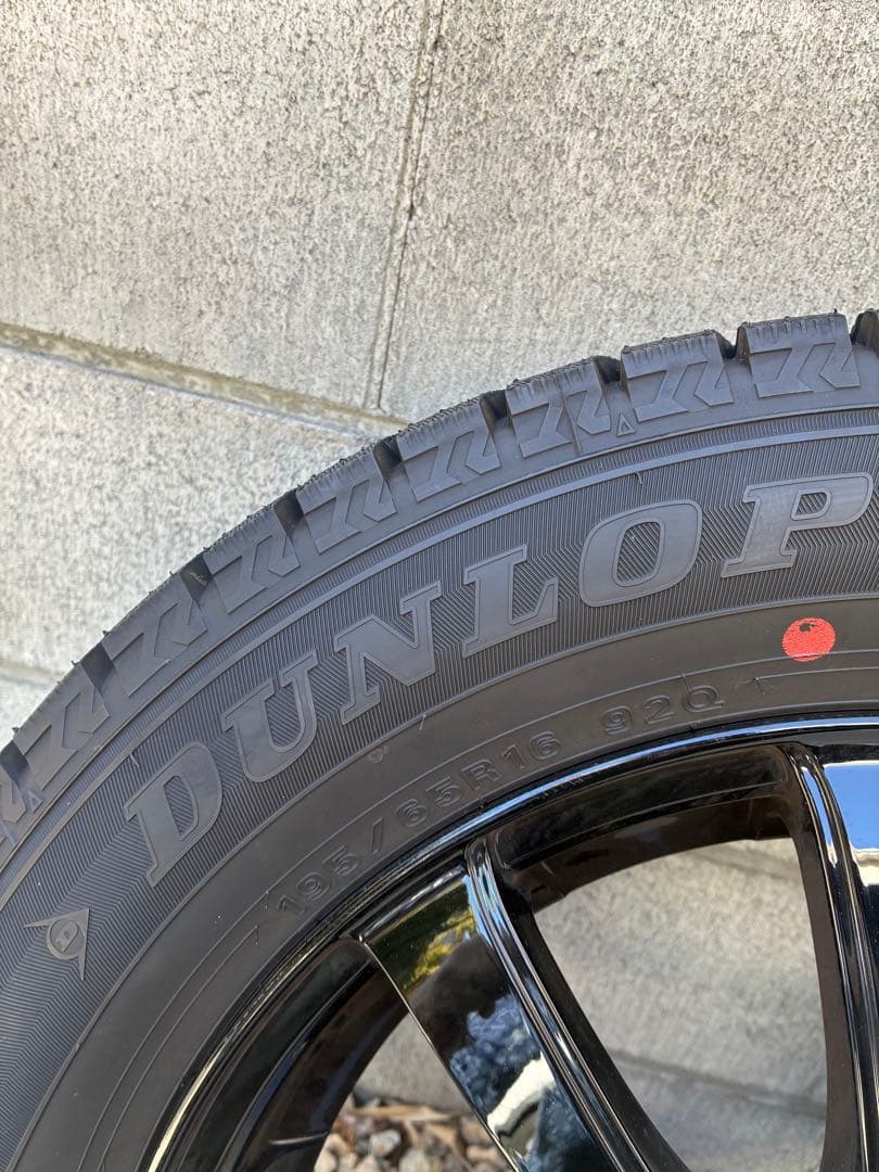 トヨタライズ　ガソリン4穴スタッドレスタイヤ DUNLOP WINTERMAX