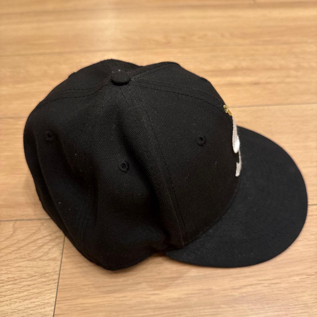 刺繍のSロゴ 黒スナップバックキャップ