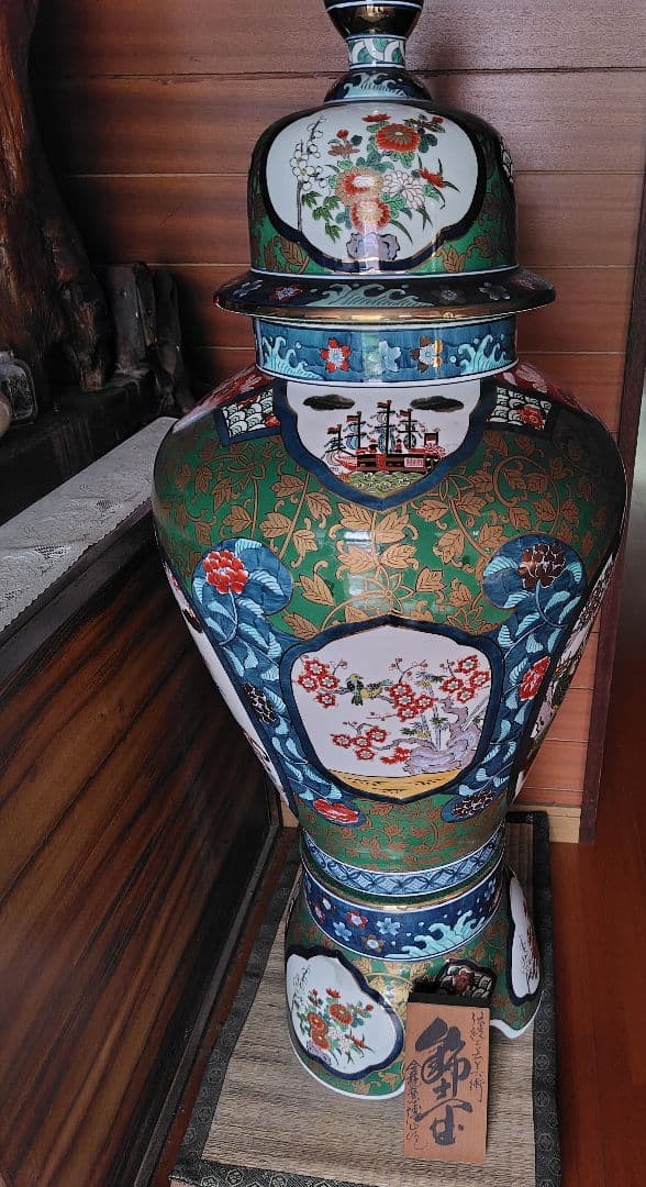 大きな陶器の花柄置物 蓋付き