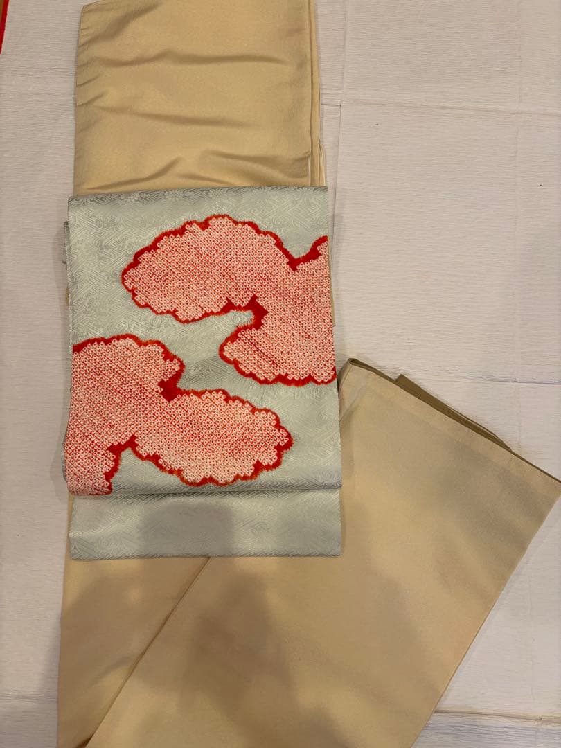 芸舞妓さんのようなはんなりした着こなし　絞り名古屋帯　水色に雲取り　ゑり萬畳紙付