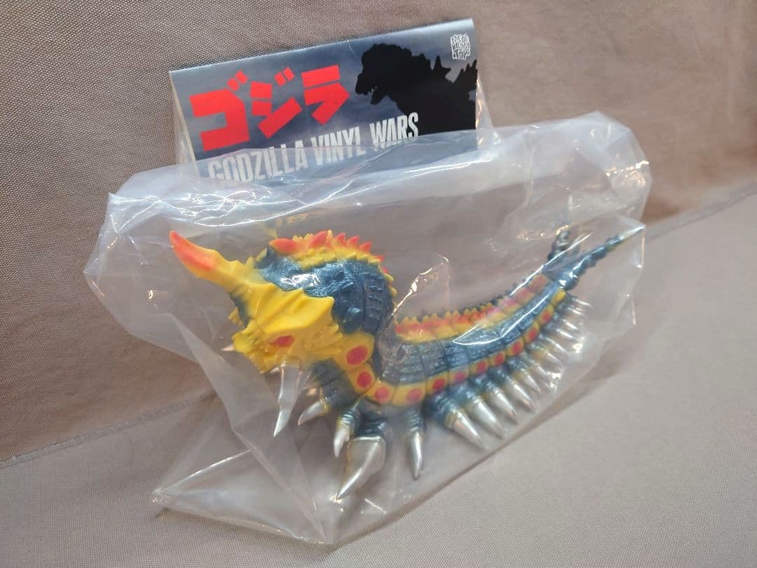 ゴジラ VANYL WARS　マーミット製 「バトラ幼虫」　メディコム・トイ