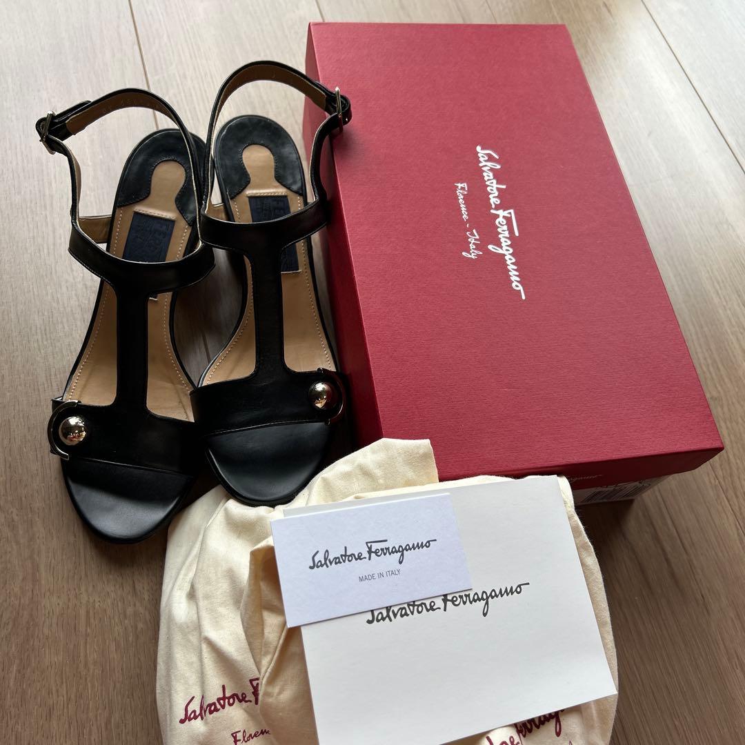 フェラガモ　シンプルでエレガントな黒サンダル25.5cm