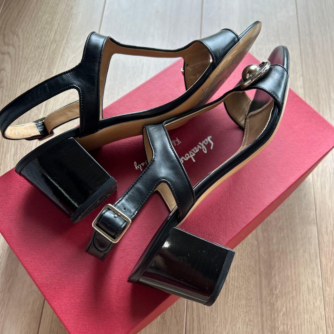 フェラガモ　シンプルでエレガントな黒サンダル25.5cm