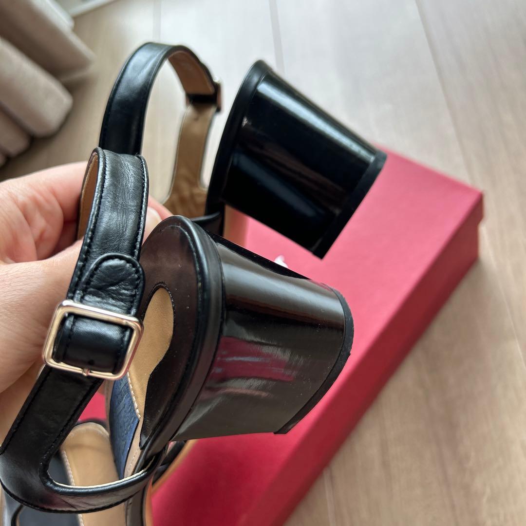 フェラガモ　シンプルでエレガントな黒サンダル25.5cm