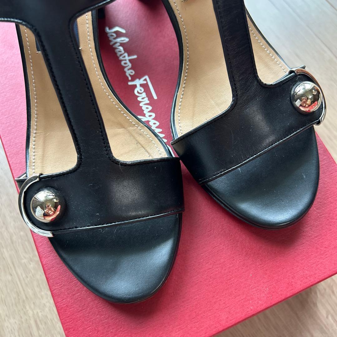 フェラガモ　シンプルでエレガントな黒サンダル25.5cm