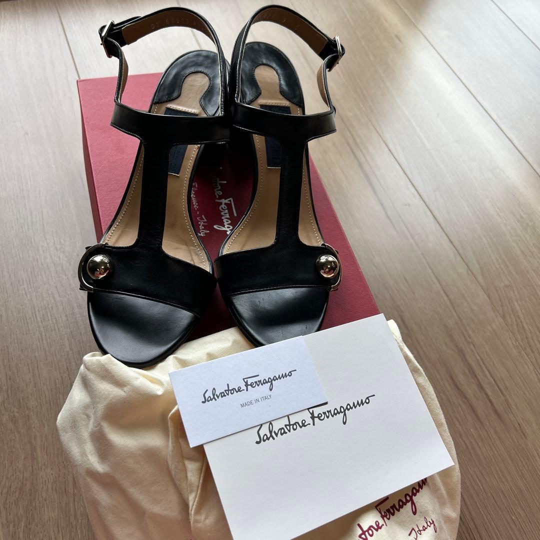 フェラガモ　シンプルでエレガントな黒サンダル25.5cm