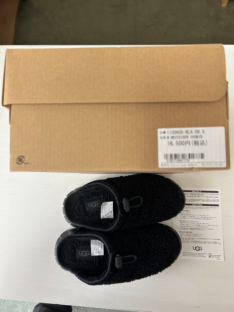 UGG ブラック フリース スリッポンサンダル 6.5