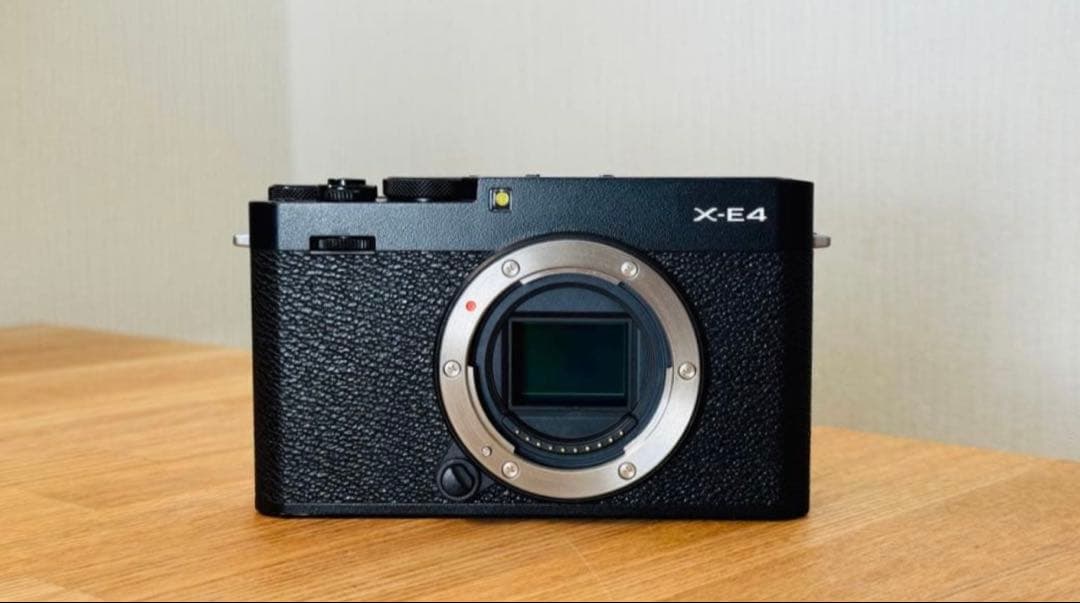 【最終値下げ】Fujifilm X-E4 本体 【美品・付属品アリ】