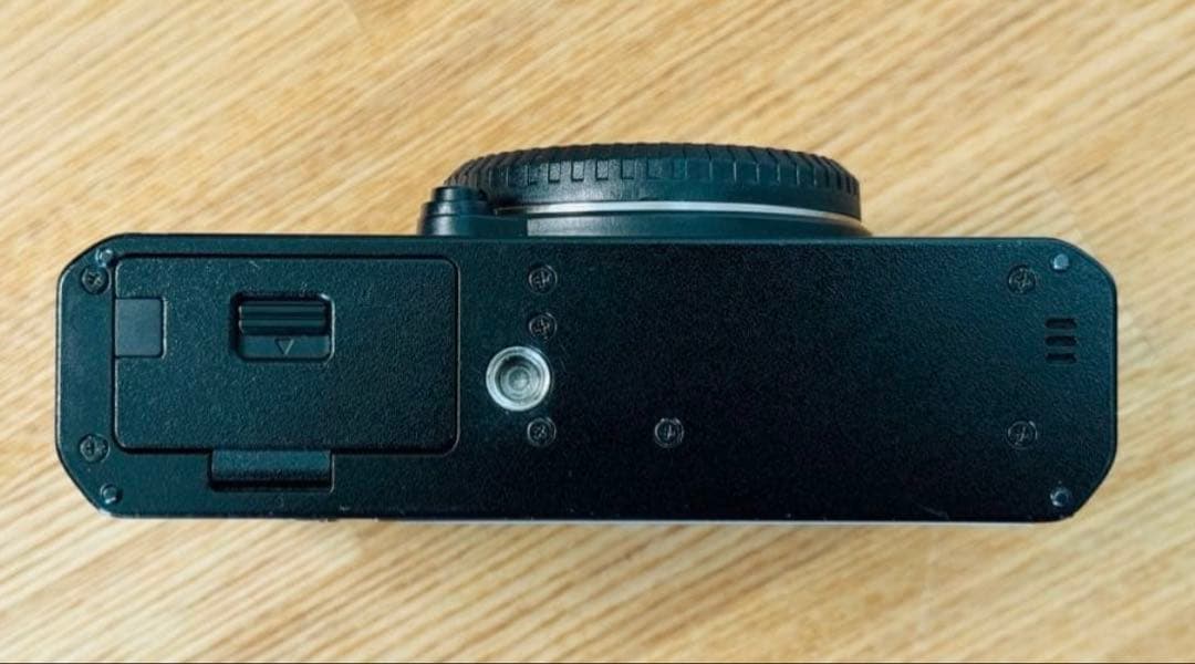 【最終値下げ】Fujifilm X-E4 本体 【美品・付属品アリ】