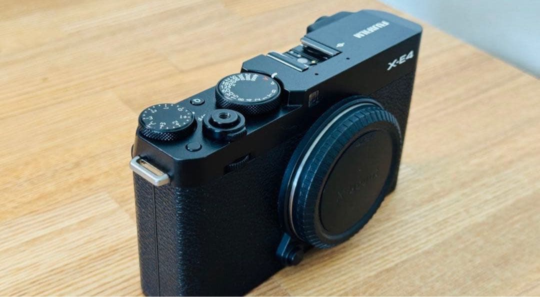 【最終値下げ】Fujifilm X-E4 本体 【美品・付属品アリ】