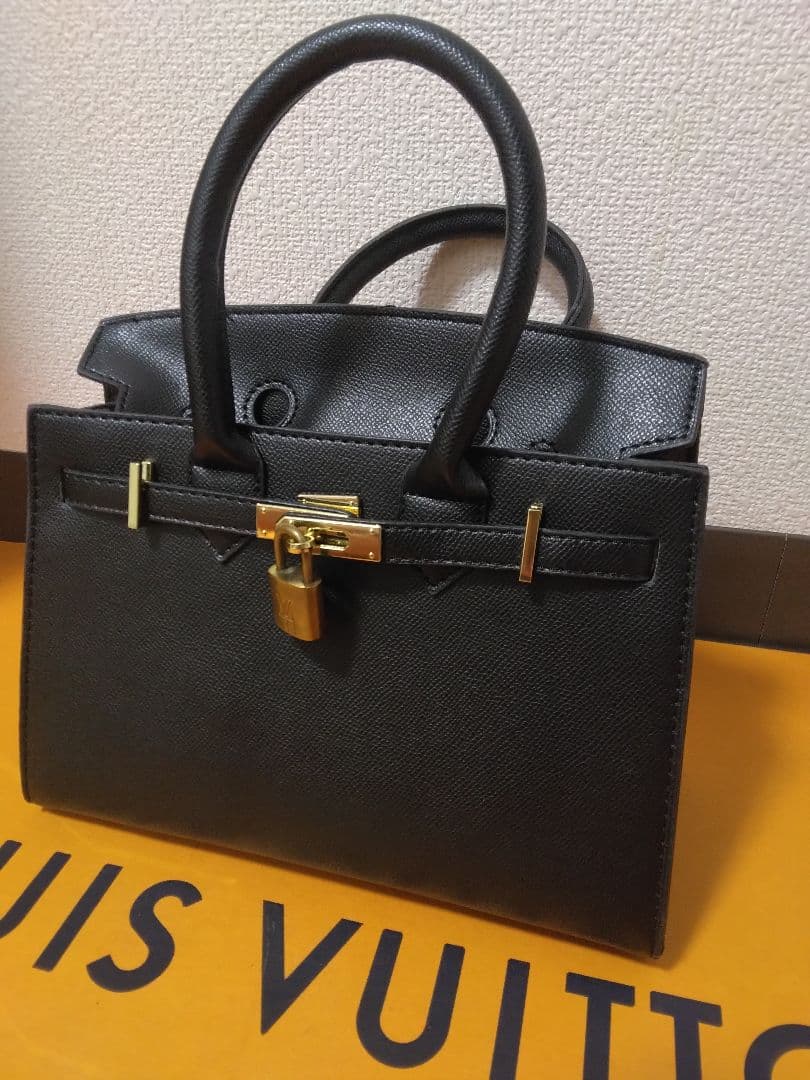 ルイヴィトン南京錠＋おまけノーブランドトートバッグ２５size黒＋ゴールド