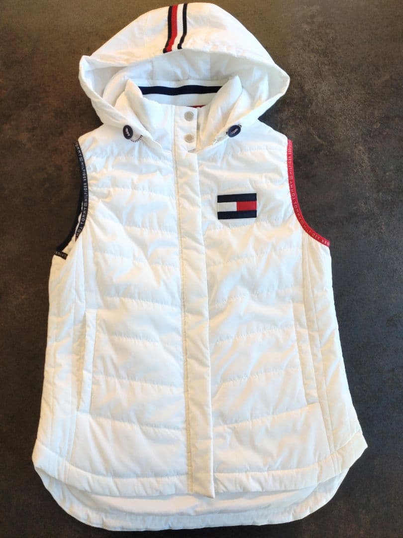 トミーヒルフィガーゴルフ 中綿ベスト ホワイト ペアコーデ