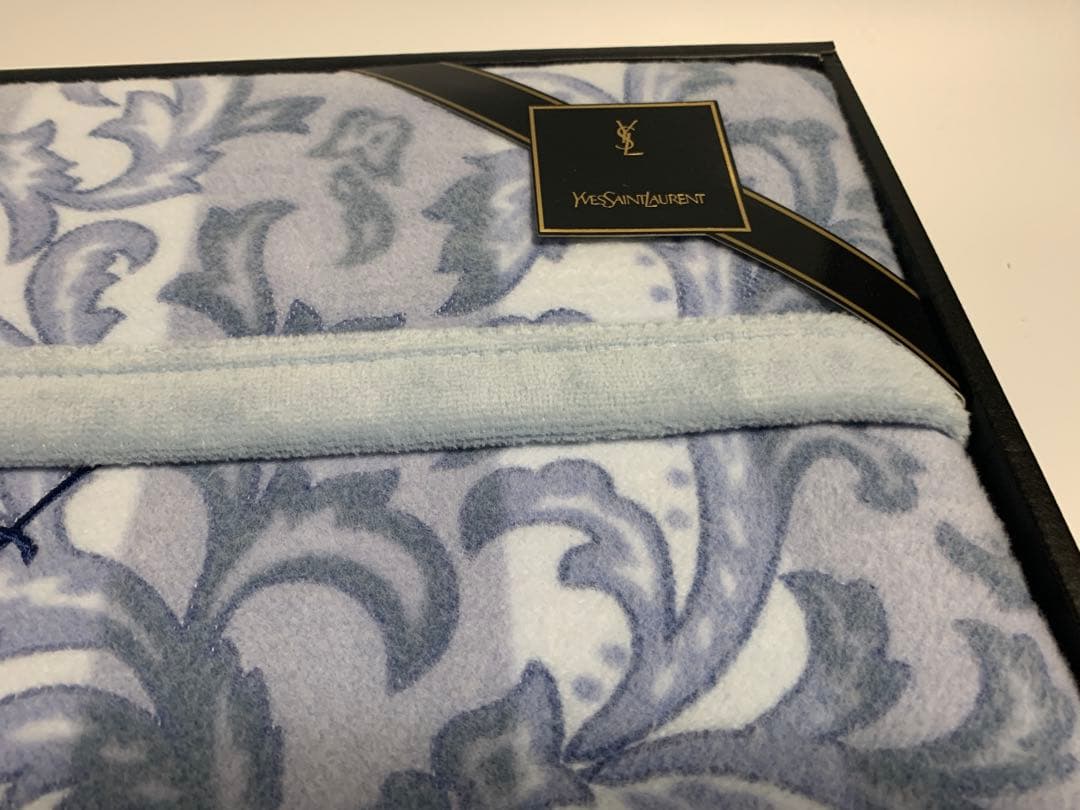 イヴ・サンローラン　綿毛布　140×200 ブルー系　➕バーバリー2点。
