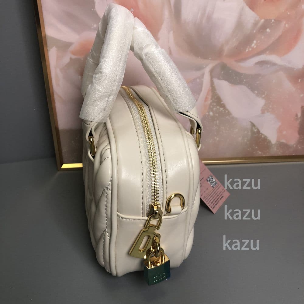 ミュウミュウ キルティング風レザーホワイトショルダーバッグ