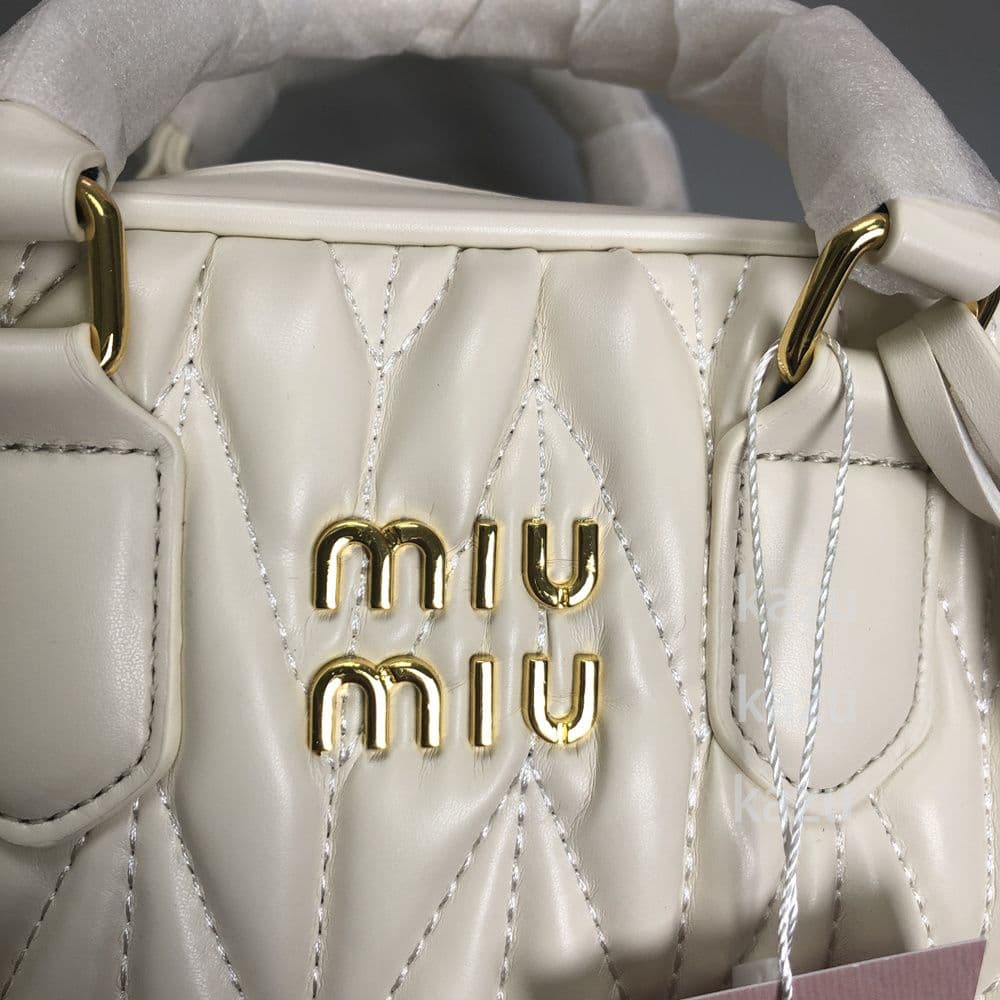 ミュウミュウ キルティング風レザーホワイトショルダーバッグ