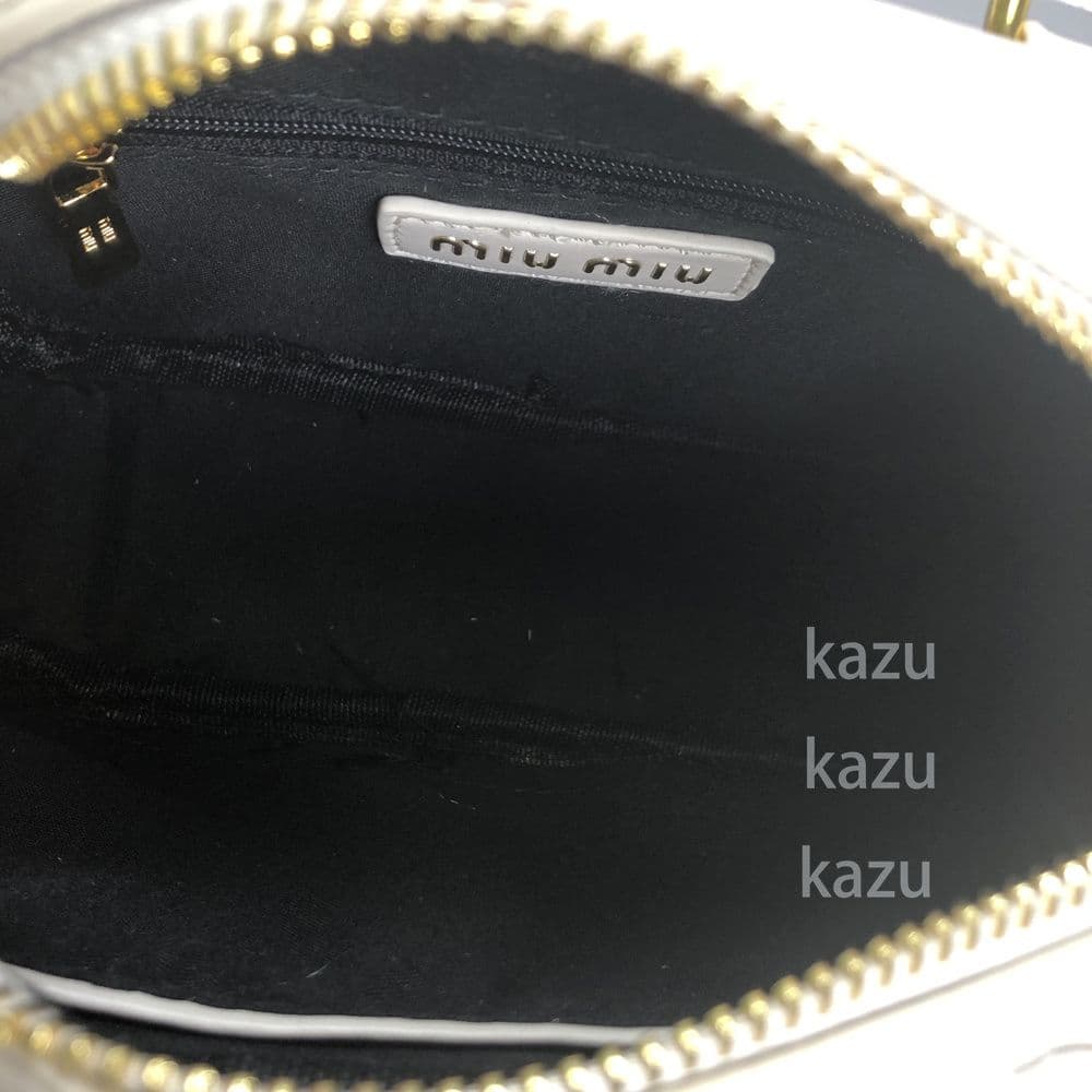 ミュウミュウ キルティング風レザーホワイトショルダーバッグ