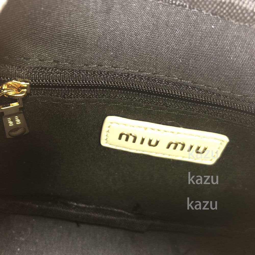 ミュウミュウ キルティング風レザーホワイトショルダーバッグ