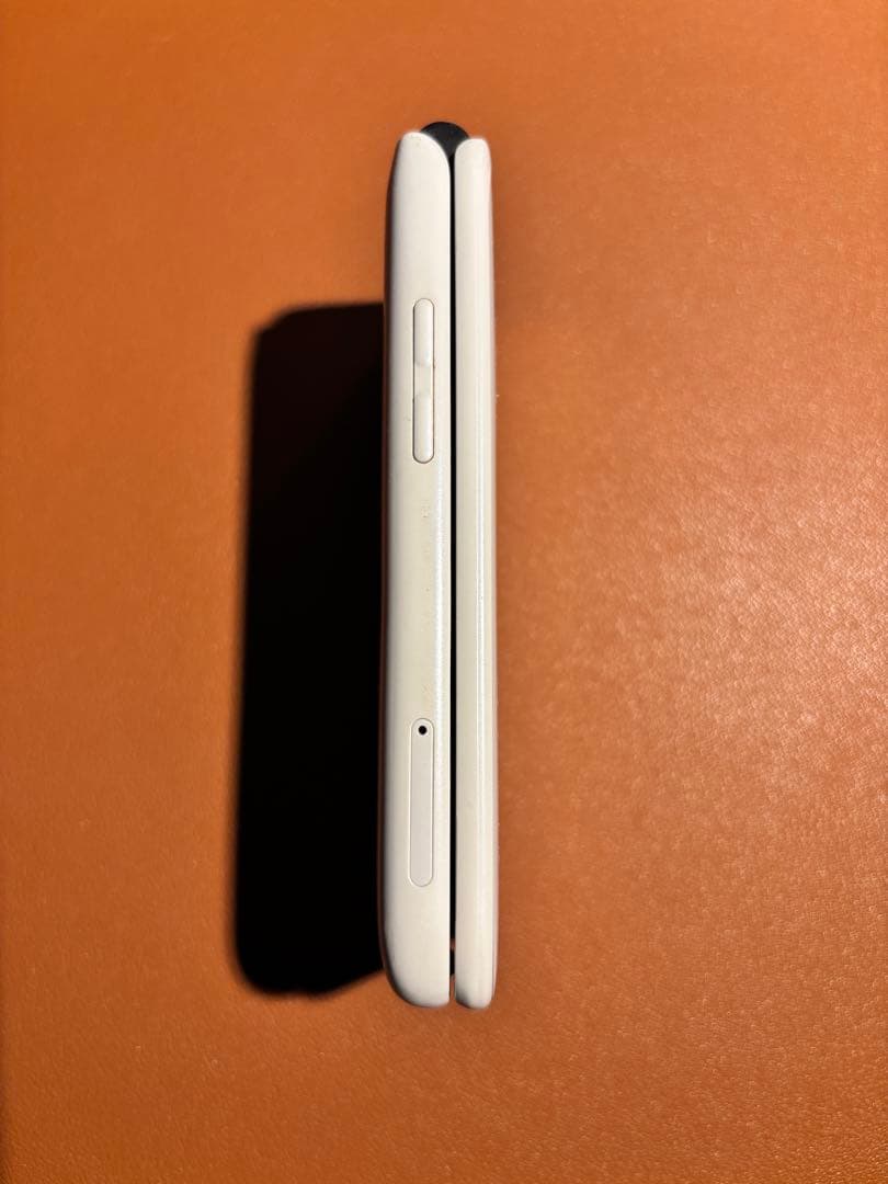 折りたたみ式スマホ　ホワイト 韓国 ガラホ　Android12 Simフリー