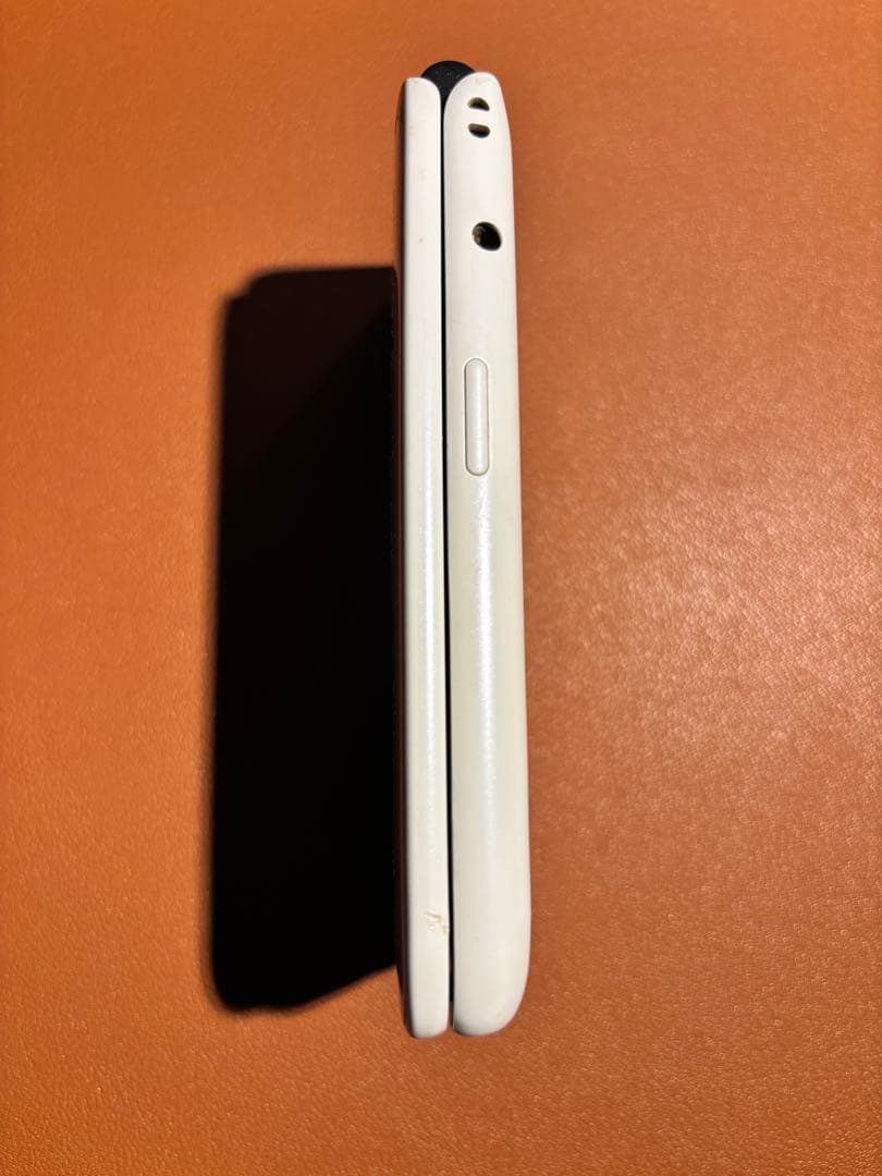 折りたたみ式スマホ　ホワイト 韓国 ガラホ　Android12 Simフリー