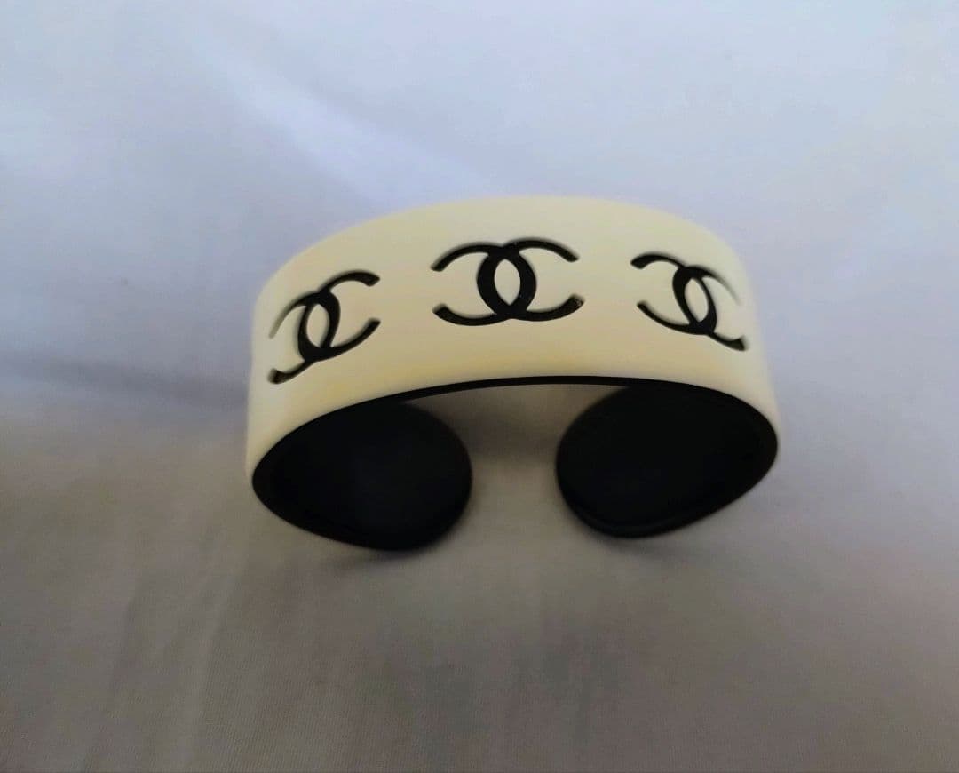 CHANEL ロゴ入りバングル アイボリー/ブラック