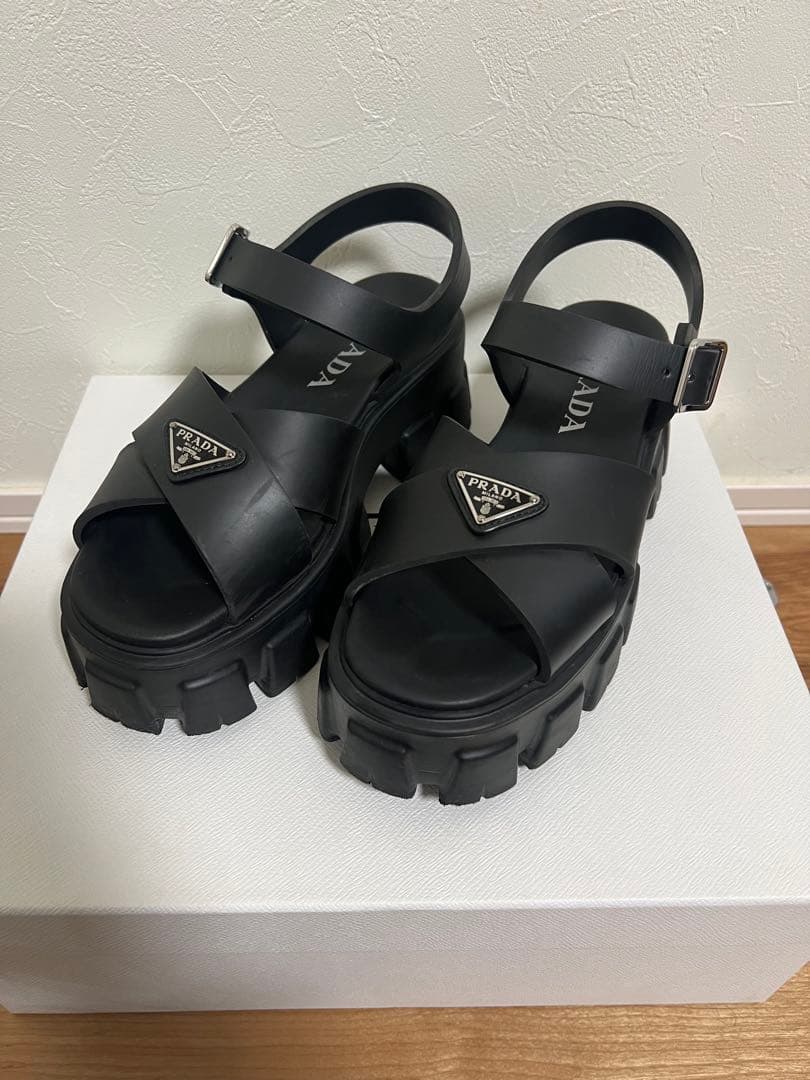 PRADA モノリス ラバーサンダル