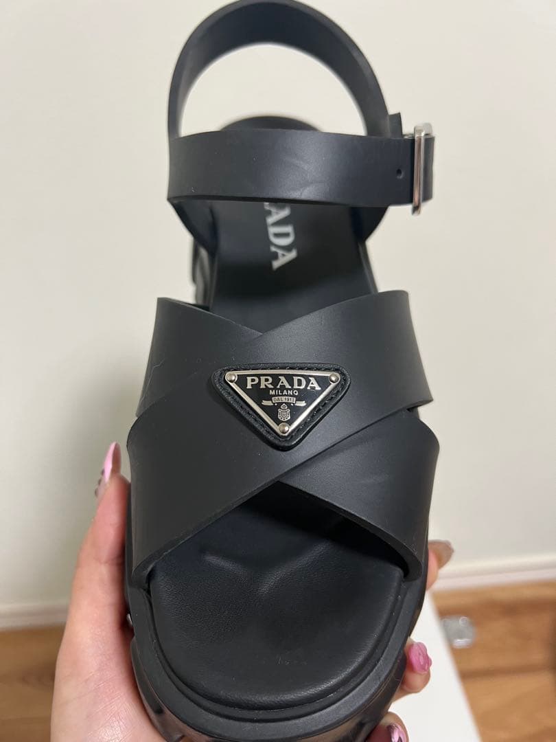 PRADA モノリス ラバーサンダル