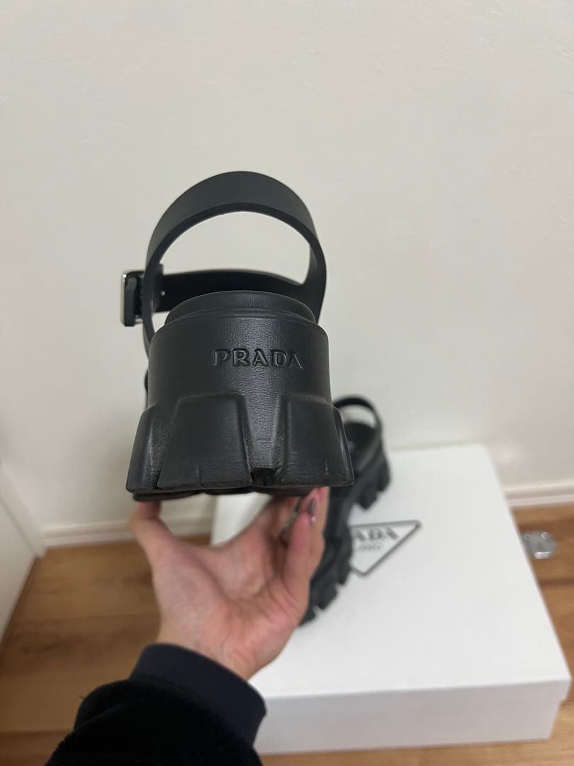 PRADA モノリス ラバーサンダル