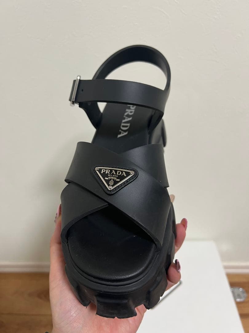 PRADA モノリス ラバーサンダル