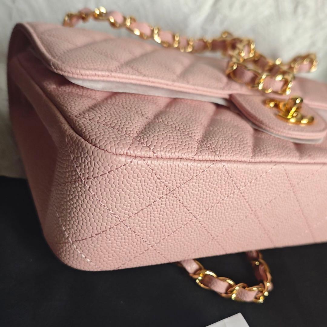 ピンクのキルティングデザインのショルダーバッグ、ゴールドチェーンストラップ付き